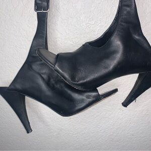 Elegant Vince Canute Black Heels